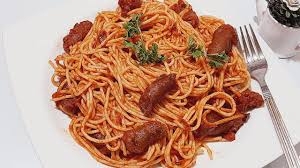 طبق مكرونة إسباجتي بالسجق